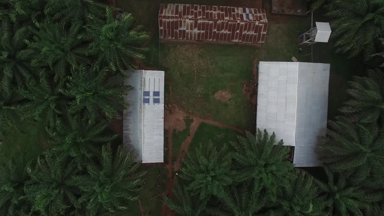 imágenes de drones que ascienden en la parte superior de una casa en el pueblo en medio del bosque