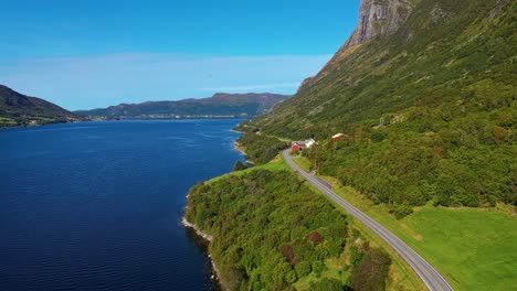 Antena-Sobre-Carretera-Cerca-De-Syvdefjorden-En-El-Municipio-De-Vanylven,-Noruega