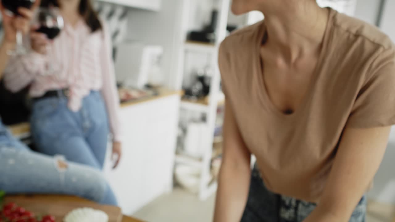 video de chicas teniendo tiempo con pizza casera y vino
