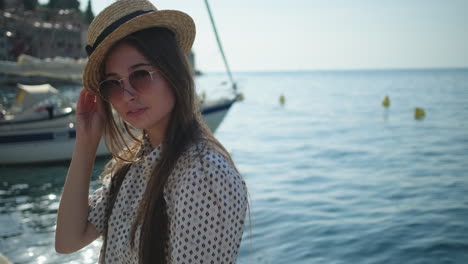 mujer disfrutando de un día de verano en el puerto