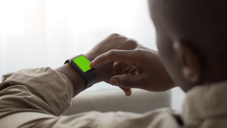 persona que utiliza un reloj inteligente
