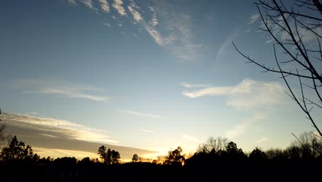 lapso de tiempo al atardecer de nubes y senderos químicos