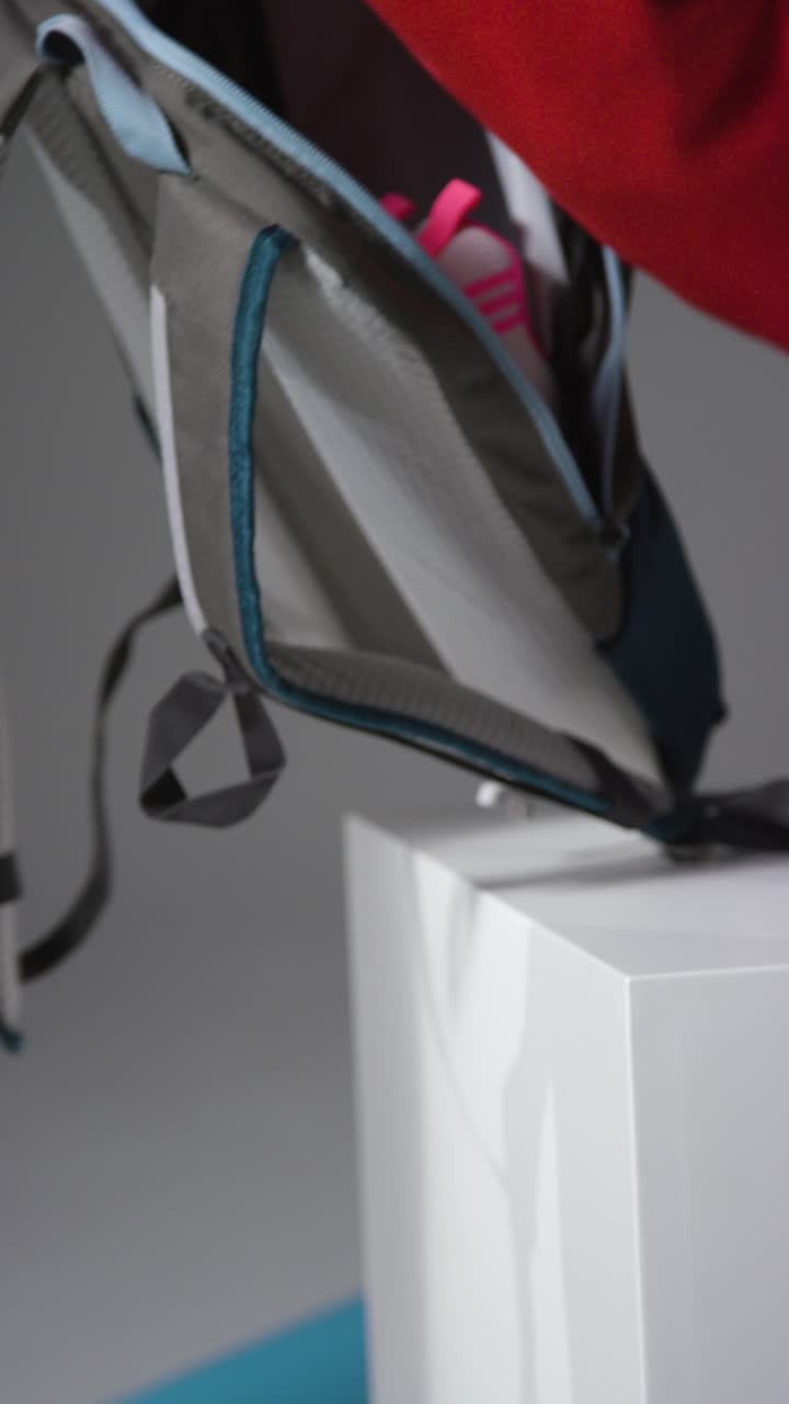 체육 가방을 고 있는 소녀의 수직