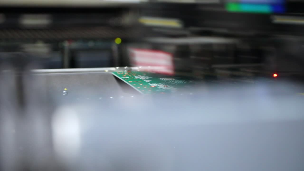 마더보드는 근접으로 기계에 의해 용접됩니다