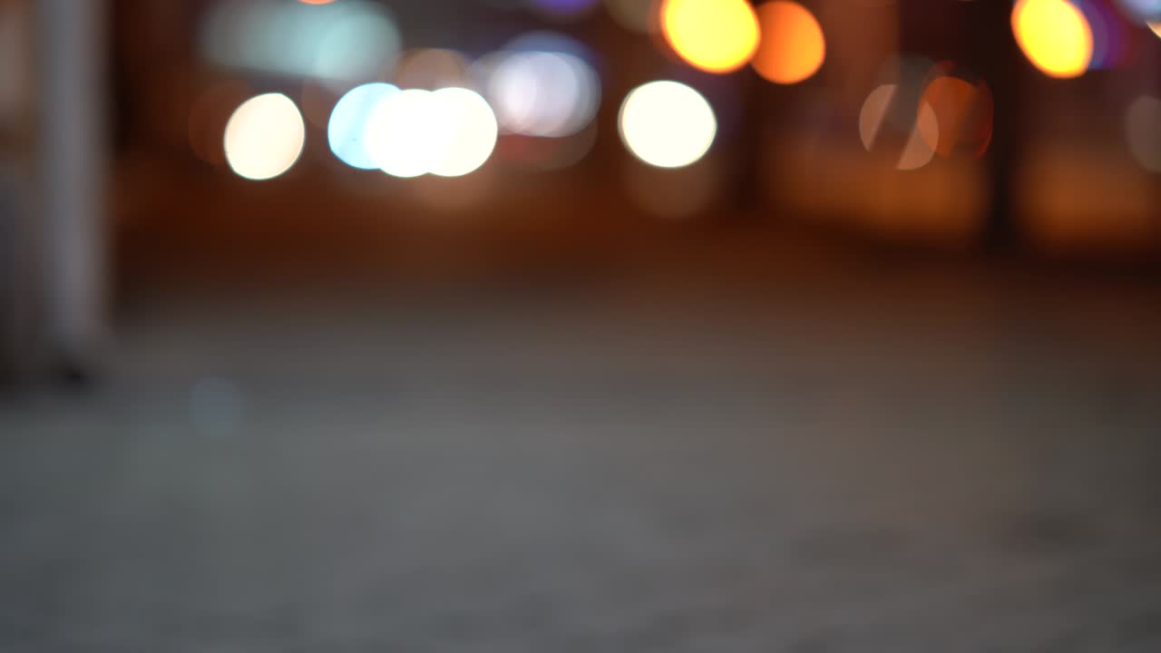 persianas en la puerta de la tienda cerrada en una calle de la ciudad por la noche