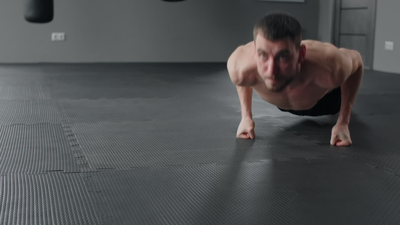 hombre haciendo flexiones en un gimnasio