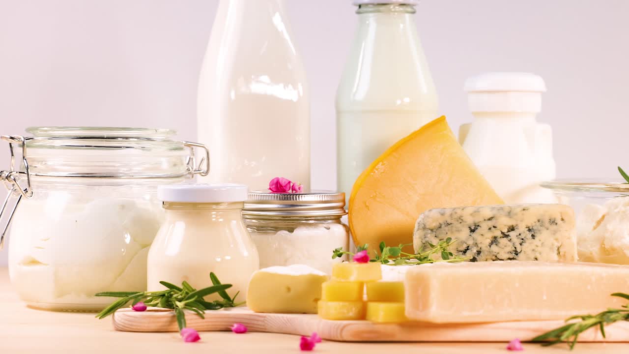 varios productos lácteos exhibidos en una superficie de madera