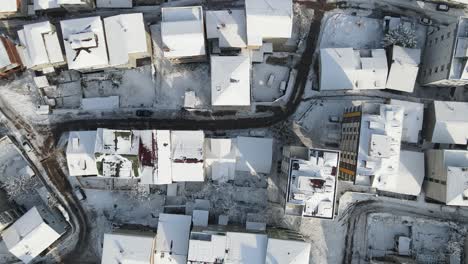 Casa-Adosada-Asentamiento-Invierno-Tejados-Cubiertos-De-Nieve