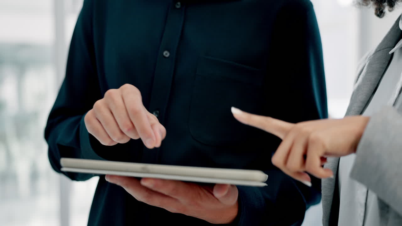 tableta, trabajo en equipo y manos de gente de negocios