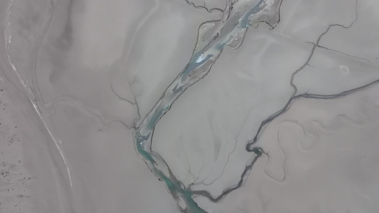 드론으로 찍은 위에서 새의 눈으로 볼 수 있는 모습 - 거의 물이 없는 건조한 강바닥 - 스위스 클론탈레스