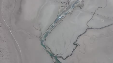 vista de pájaro desde arriba - lecho de río seco con poca agua - klöntalersee suiza