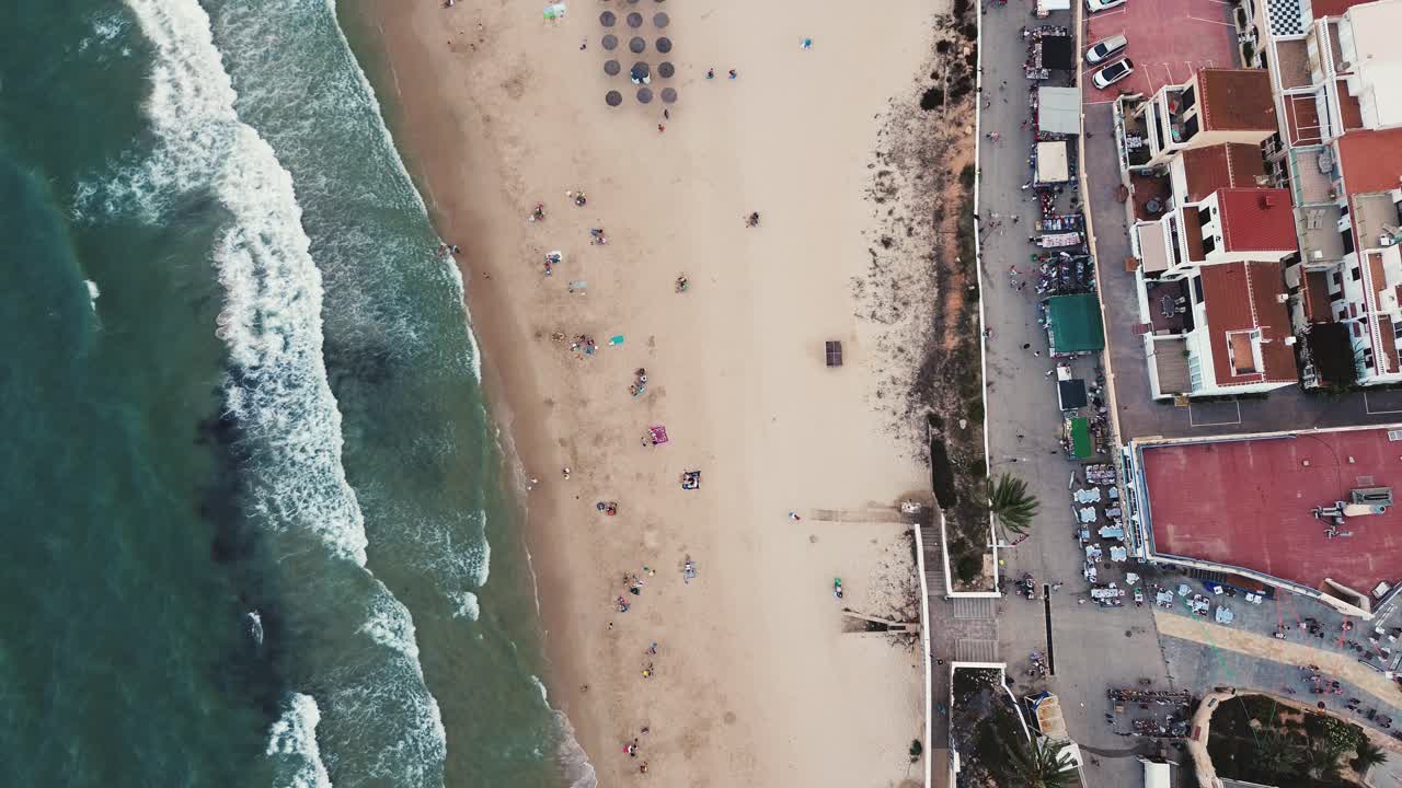 paisaje urbano y costa de mil palmeras en el sur de españa vista de avión no tripulado