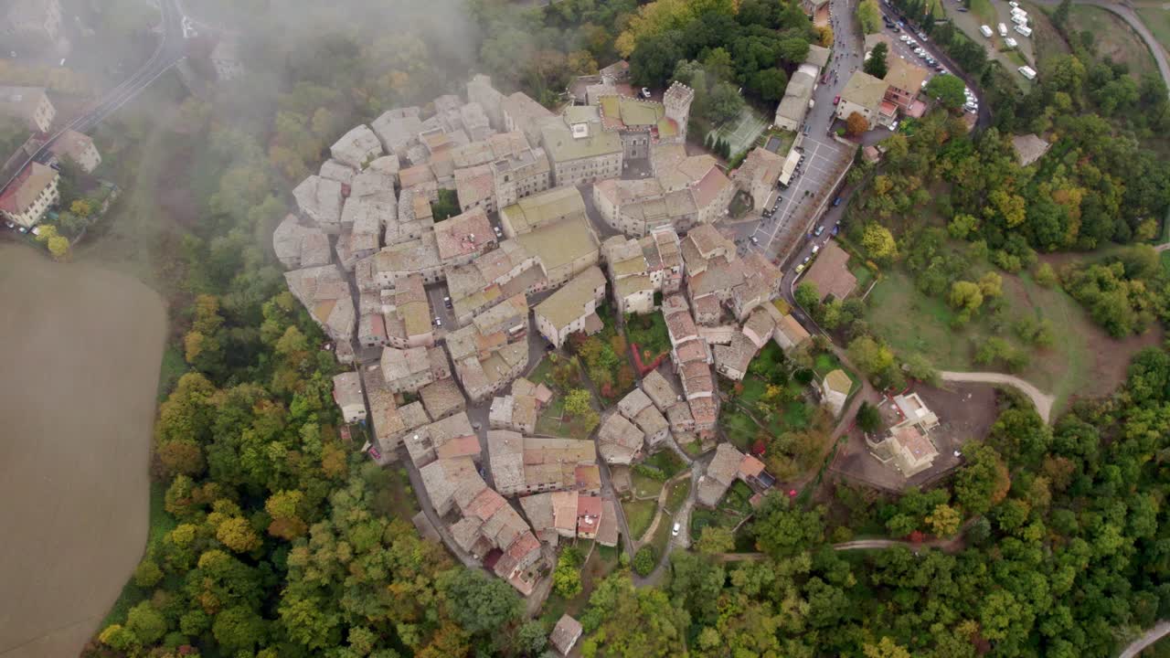 Historyczna wioska z rzymskim kościołem położona w Toskanii, San Casciano dei Bagni