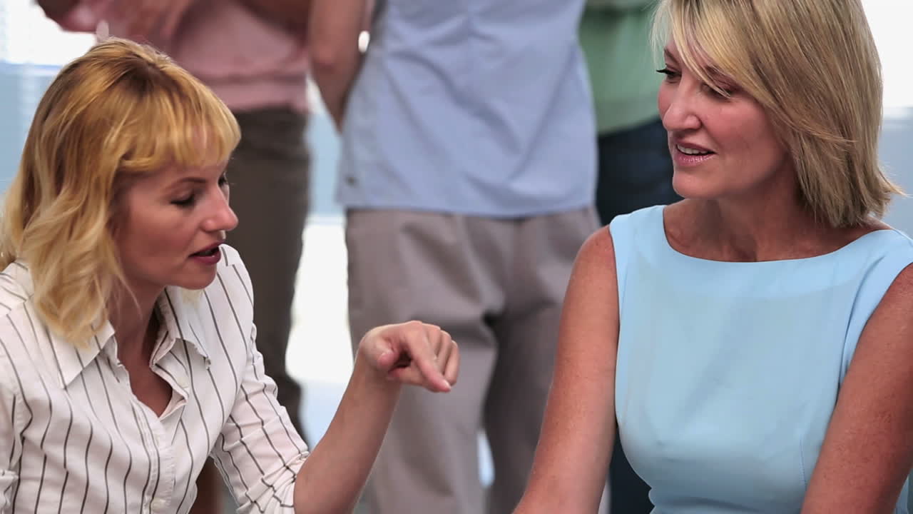 동료 가 말 하는 동안 메모 를 쓰는 사업가