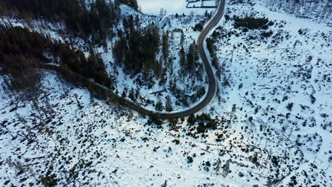 Autofahren-Auf-Gefrorener-Bergstraße-In-Der-Wintersaison,-Tatra-Landschaft