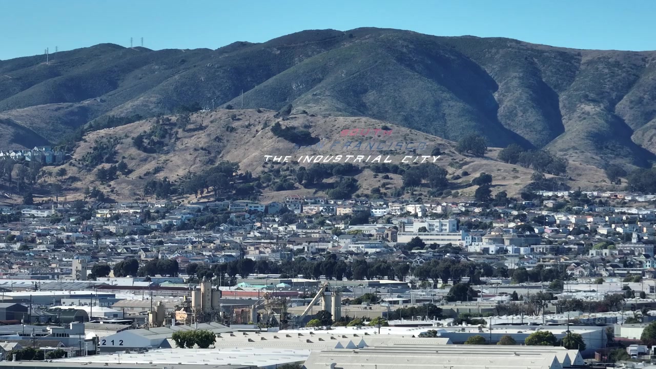 Znak na zboczu wzgórza w South San Francisco - Widok lotniczy na Zatokę