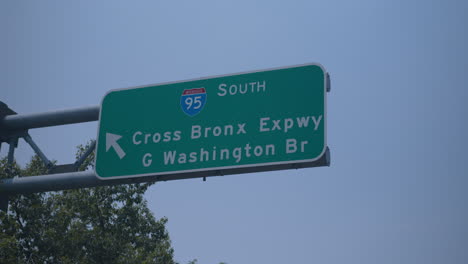 Cerca-De-Un-Cartel-Para-La-Autopista-Cross-Bronx