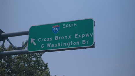 cierre de un letrero para la autopista cross bronx