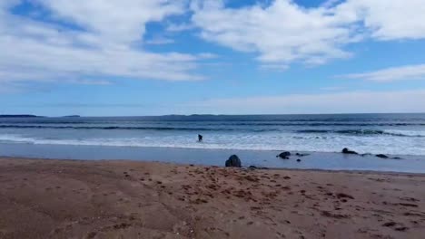 Una-Panorámica-Baja-De-Las-Olas-En-Maine