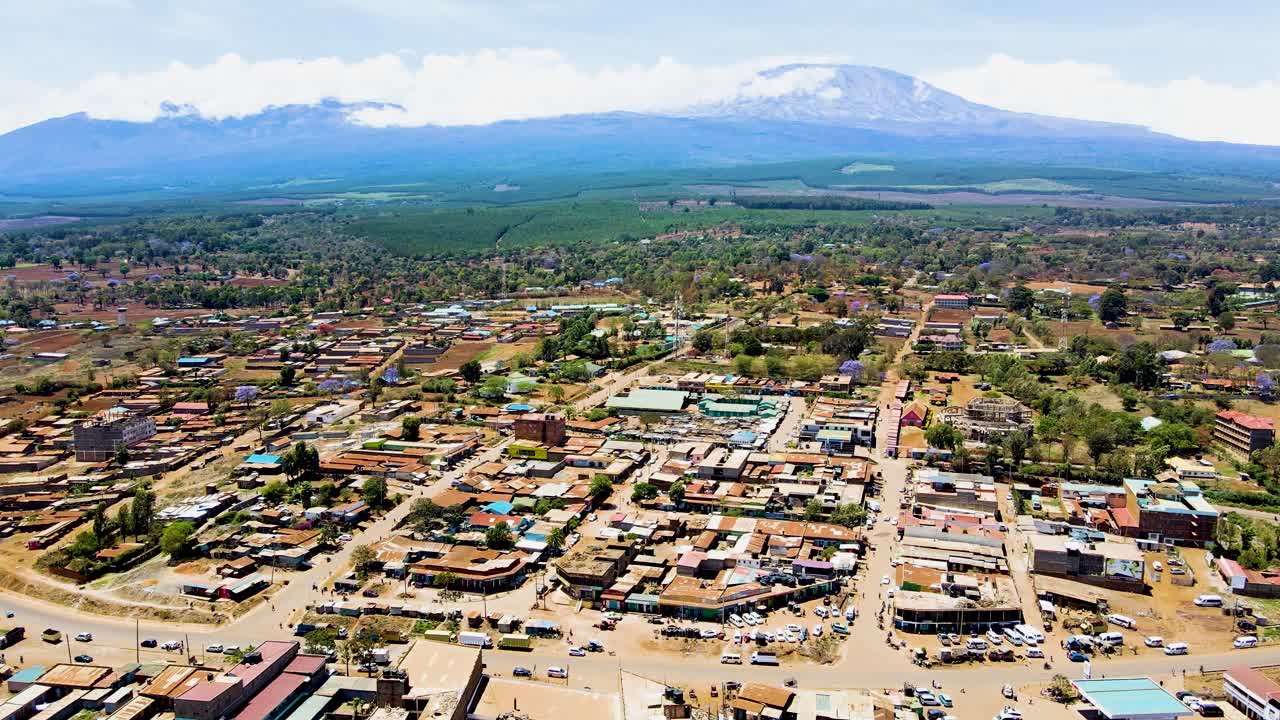 città rurale del kenya con il kilimanjaro sullo sfondo