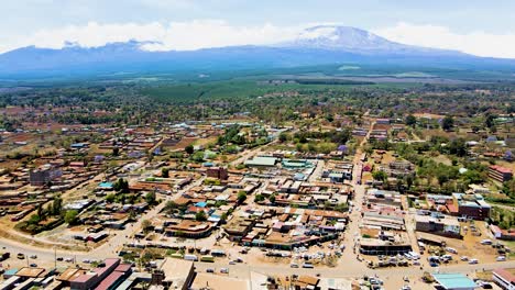 Pueblo-Rural-De-Kenia-Con-El-Kilimanjaro-Al-Fondo