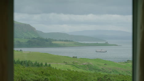 Un-Transbordador-En-Un-Día-Ventoso-En-El-Sonido-De-Mull,-En-La-Costa-Oeste-De-Escocia