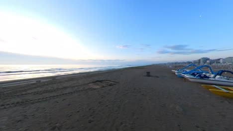 inventario de entretenimiento en la playa de rimini temprano en la mañana en italia