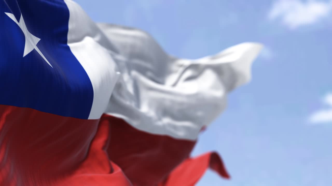 칠레 국기가 은 날 바람에 흔들리는 자세한 클로즈업