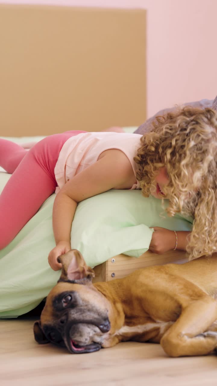 Un bambino e un cane che dormono su un letto