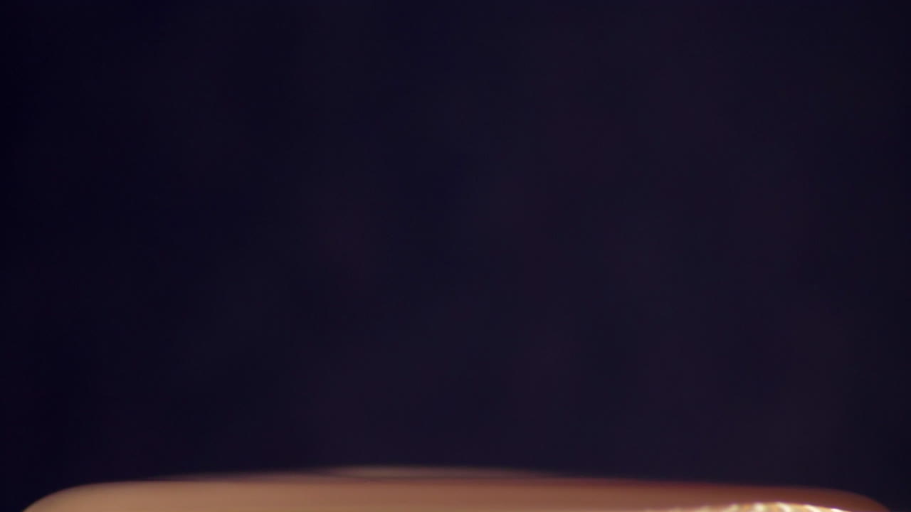 천천히 떨어지는 물방울을 자세히 살펴보세요 - 클로즈업 샷