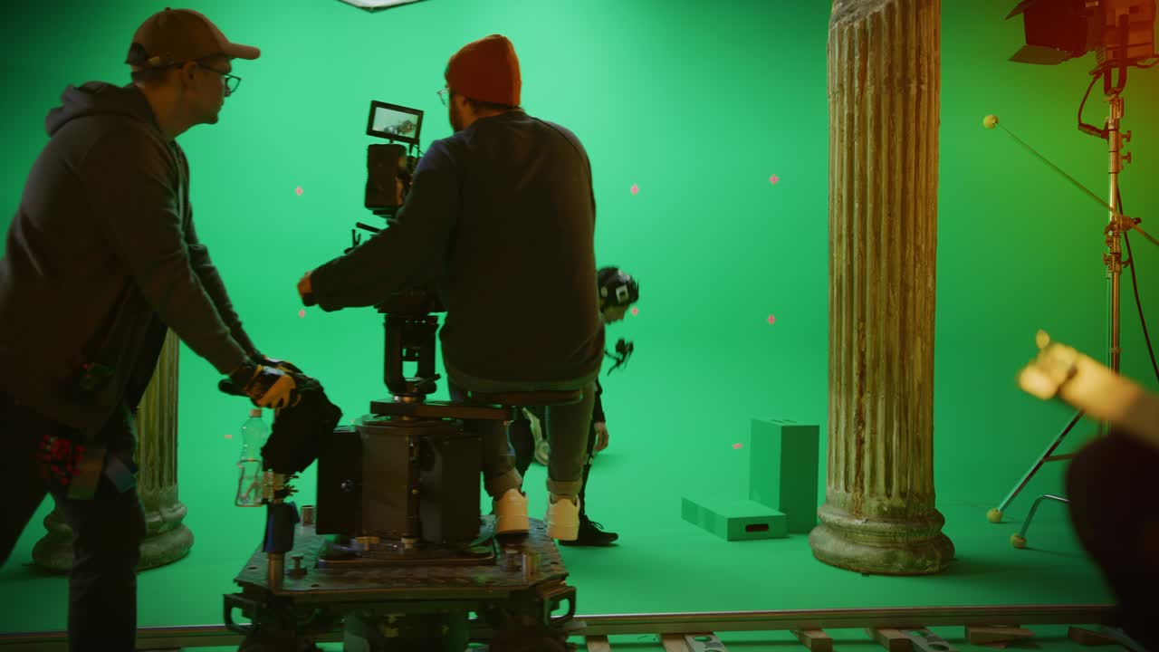 모션 션 슈트와 헤드 리그를 입은 배우가 cgi 녹색 스크린 장면을 위해 동물이나 괴물로 행동합니다. 영화 스튜디오 세트에서 큰 예산 영화 제작 크로마 키로 블록버스터 영화를 촬영합니다.