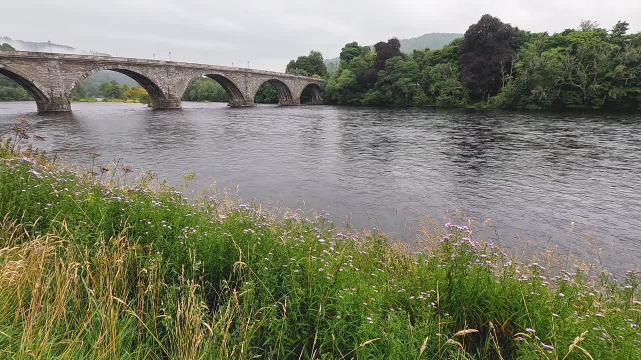역사적인 돌 다리가 있는 조용한 강