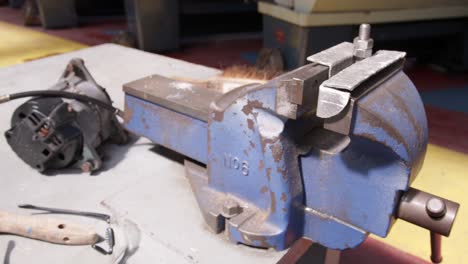 disparo deslizante de un tornillo en un taller de ingeniería