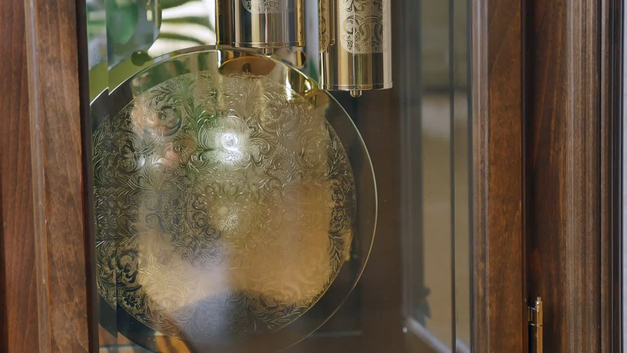 reloj de abuelo vintage haciendo tictac en la pared