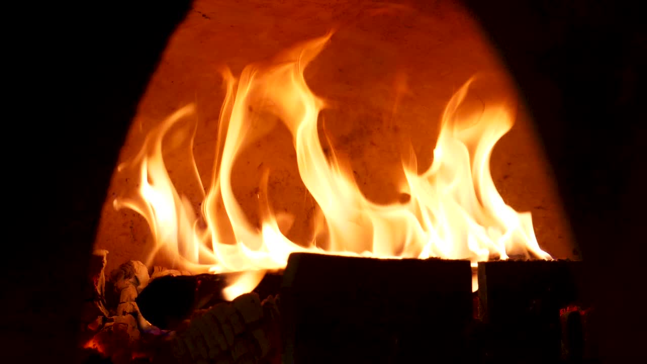 벽돌 오븐 에서 나무를 태우는 것