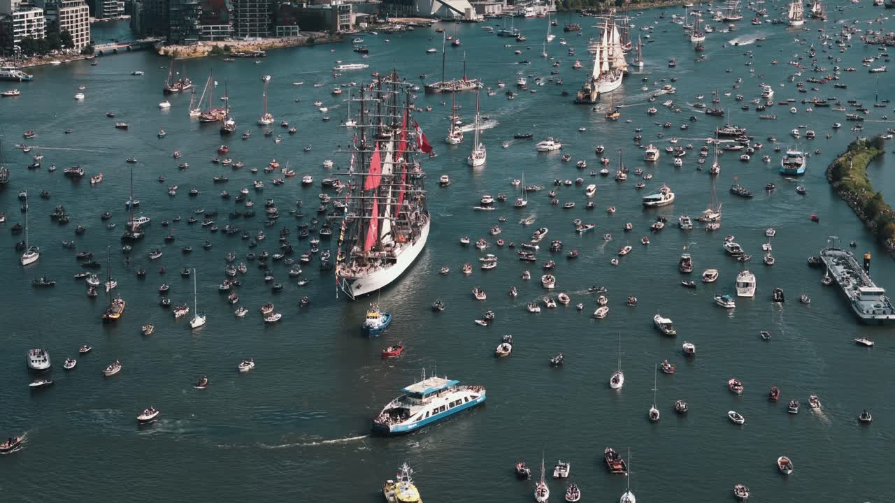 A crowd of small boats swarms the Peruvian flagship in a circle of awe