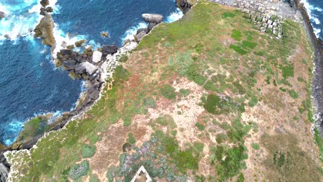 Luftaufnahme-Der-Zerklüfteten-Küste-Mit-Blauem-Meer-Und-Tosenden-Wellen,-Portugal,-4k