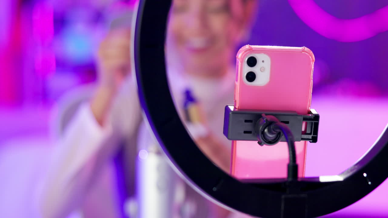 Kobieta vlogująca z lampą pierścieniową i iPhone'em