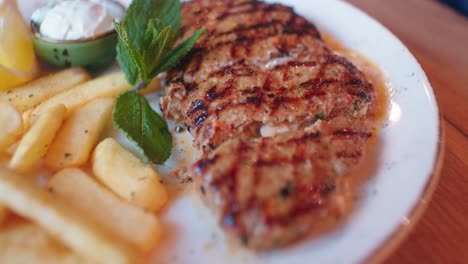 primer plano de carne con papas fritas