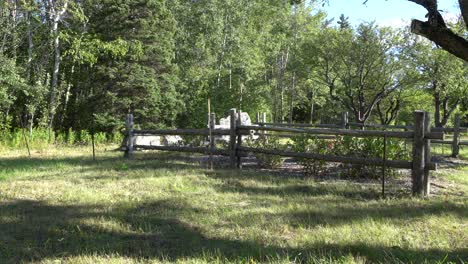 a decorative wooden fence in a park surrounded by grass on the ground