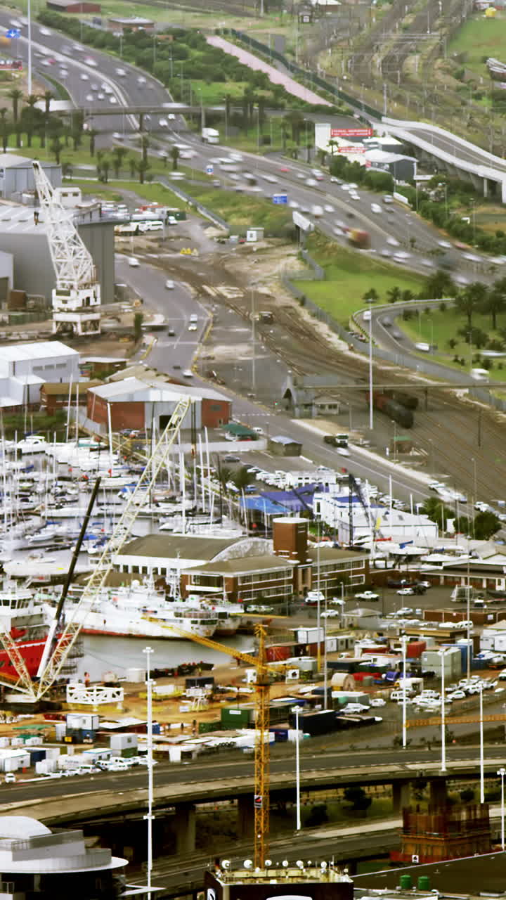 vehículos que se desplazan por la carretera