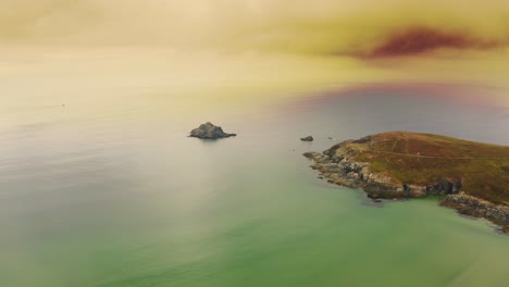 Espectacular-Vista-De-La-Puesta-De-Sol-Sobre-La-Playa-De-Crantock-Y-La-Península-De-Pentire-En-Cornualles,-Inglaterra