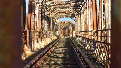 Viejo-Puente-Ferroviario-En-Desuso,-En-Desuso-Y-Ahora-Volviendo-Lentamente-A-La-Naturaleza