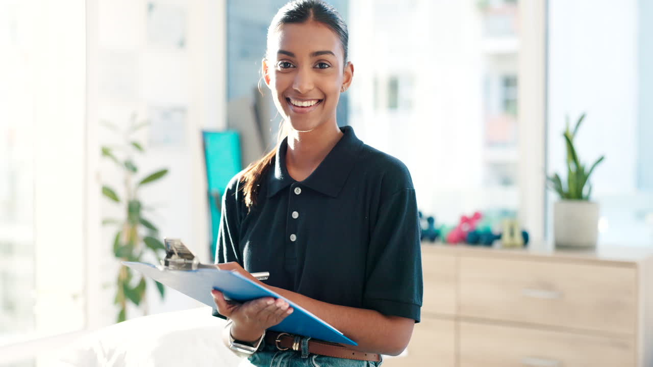 clínica de fisioterapia, clipboard o mujer feliz