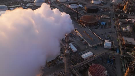 Toma-Aérea-De-La-Contaminación-Procedente-De-La-Torre-De-La-Refinería-En-Salt-Lake-City,-Utah