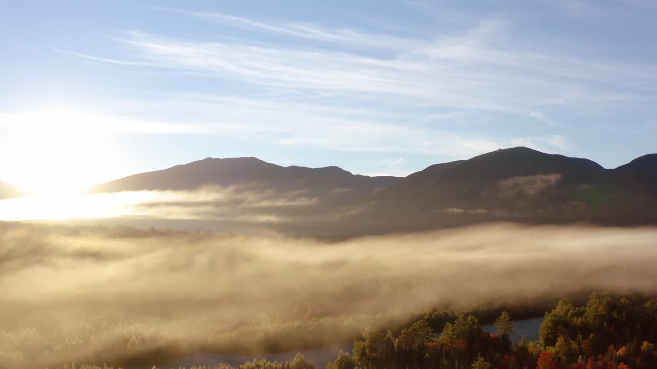 해가 뜨면 아름다운 가을 풍경 위의 낮은 구름의 공중 전망