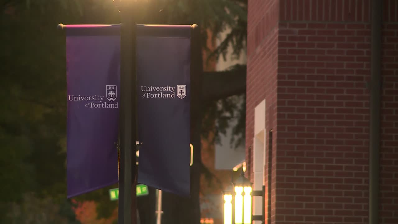banderas de la escuela de la universidad de portland en la noche