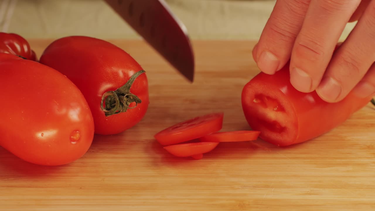 토마토를 잘라내는 것