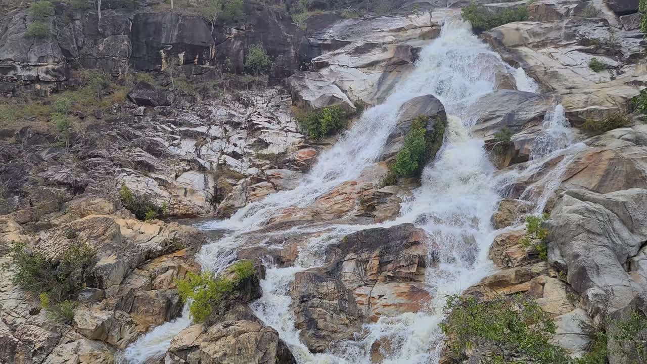 el agua cae en cascada por las cataratas del arroyo esmeralda