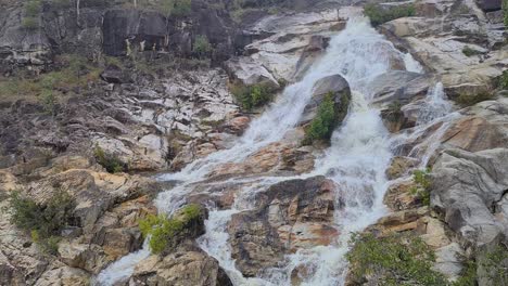 Wasser,-Das-Den-Emerald-Creek-Hinunterstürzt